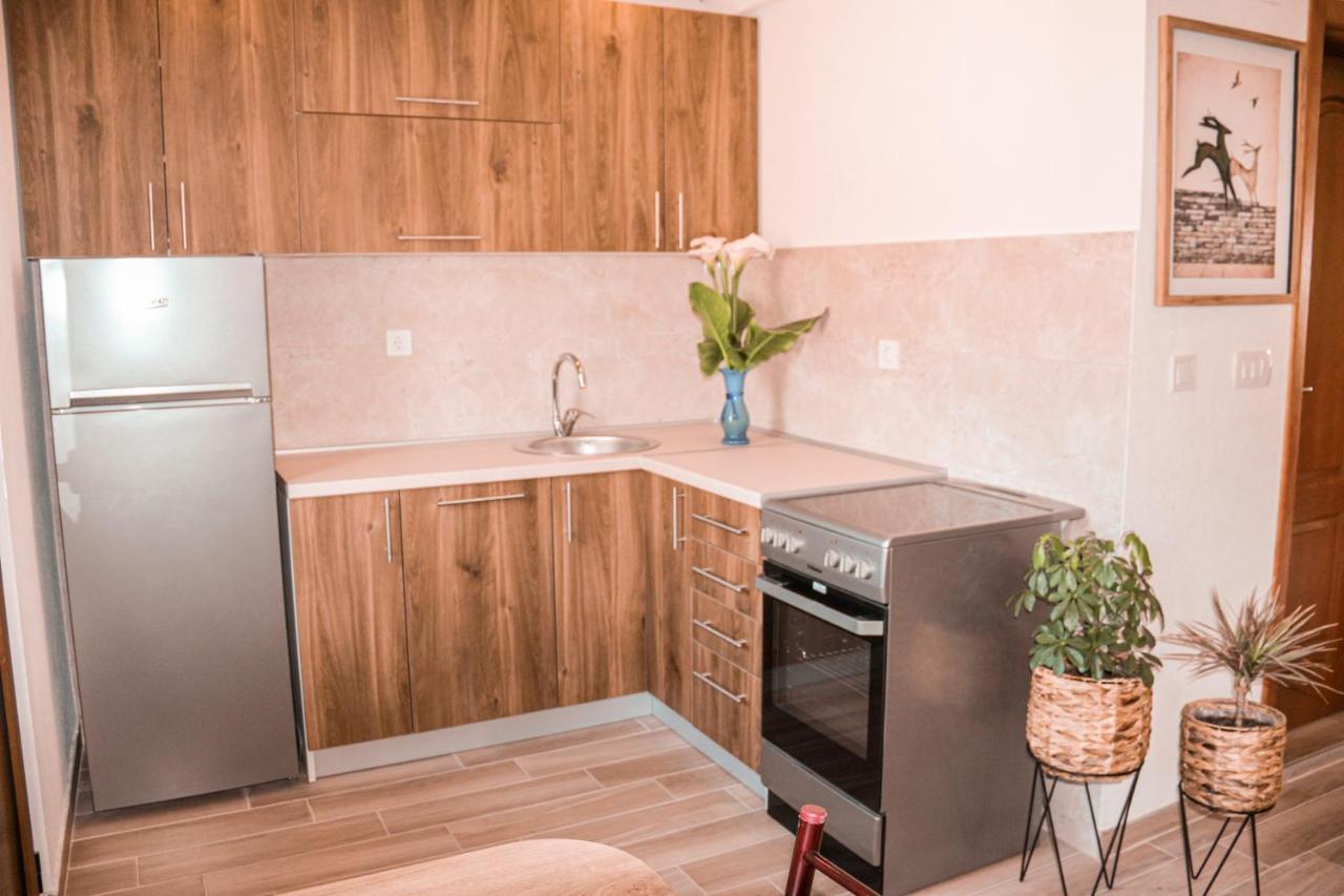 Apartmani Dumezic บาร์ ภายนอก รูปภาพ