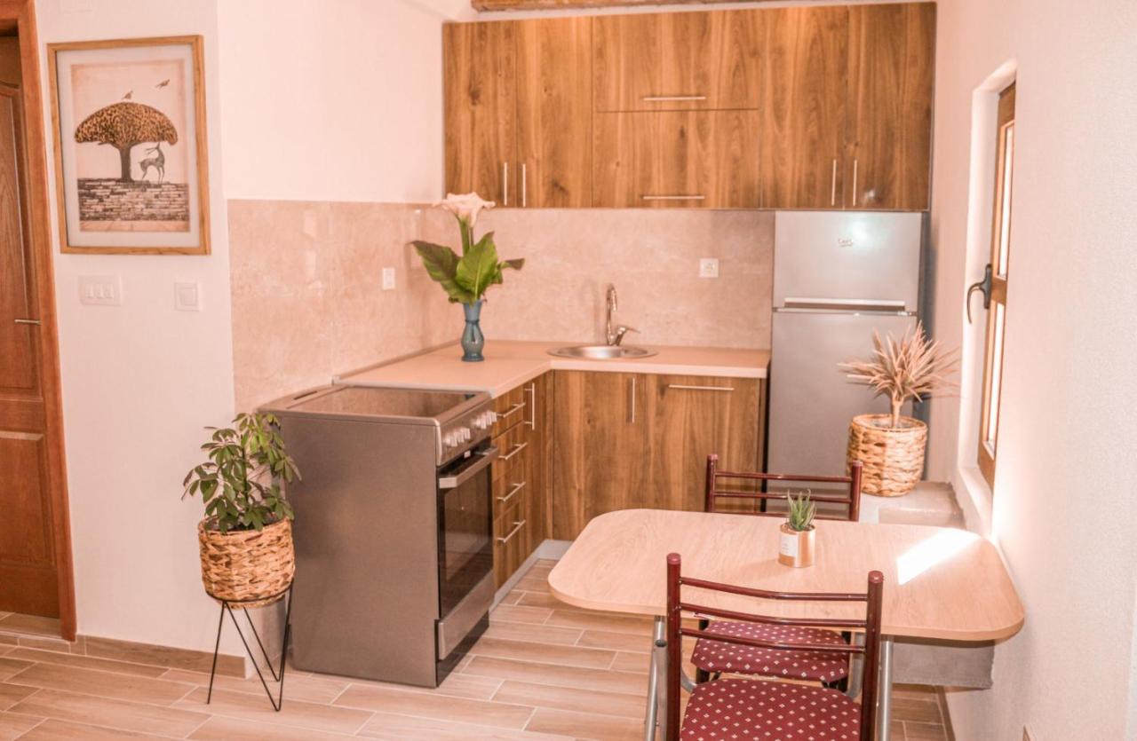 Apartmani Dumezic บาร์ ภายนอก รูปภาพ