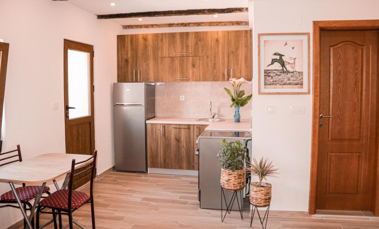 Apartmani Dumezic บาร์ ภายนอก รูปภาพ