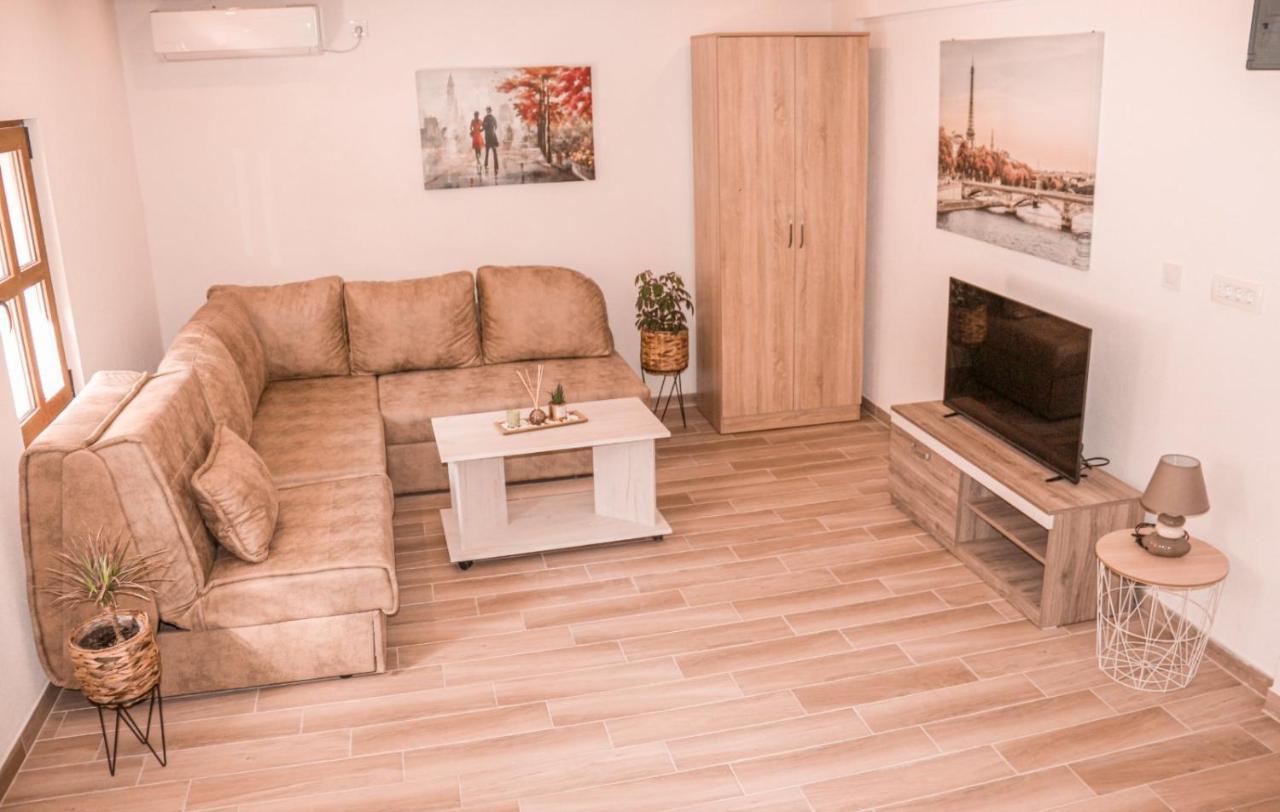 Apartmani Dumezic บาร์ ภายนอก รูปภาพ