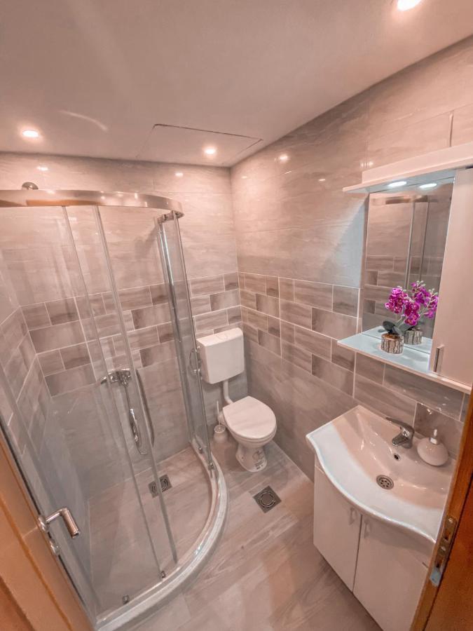 Apartmani Dumezic บาร์ ภายนอก รูปภาพ