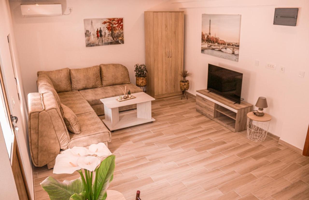 Apartmani Dumezic บาร์ ภายนอก รูปภาพ