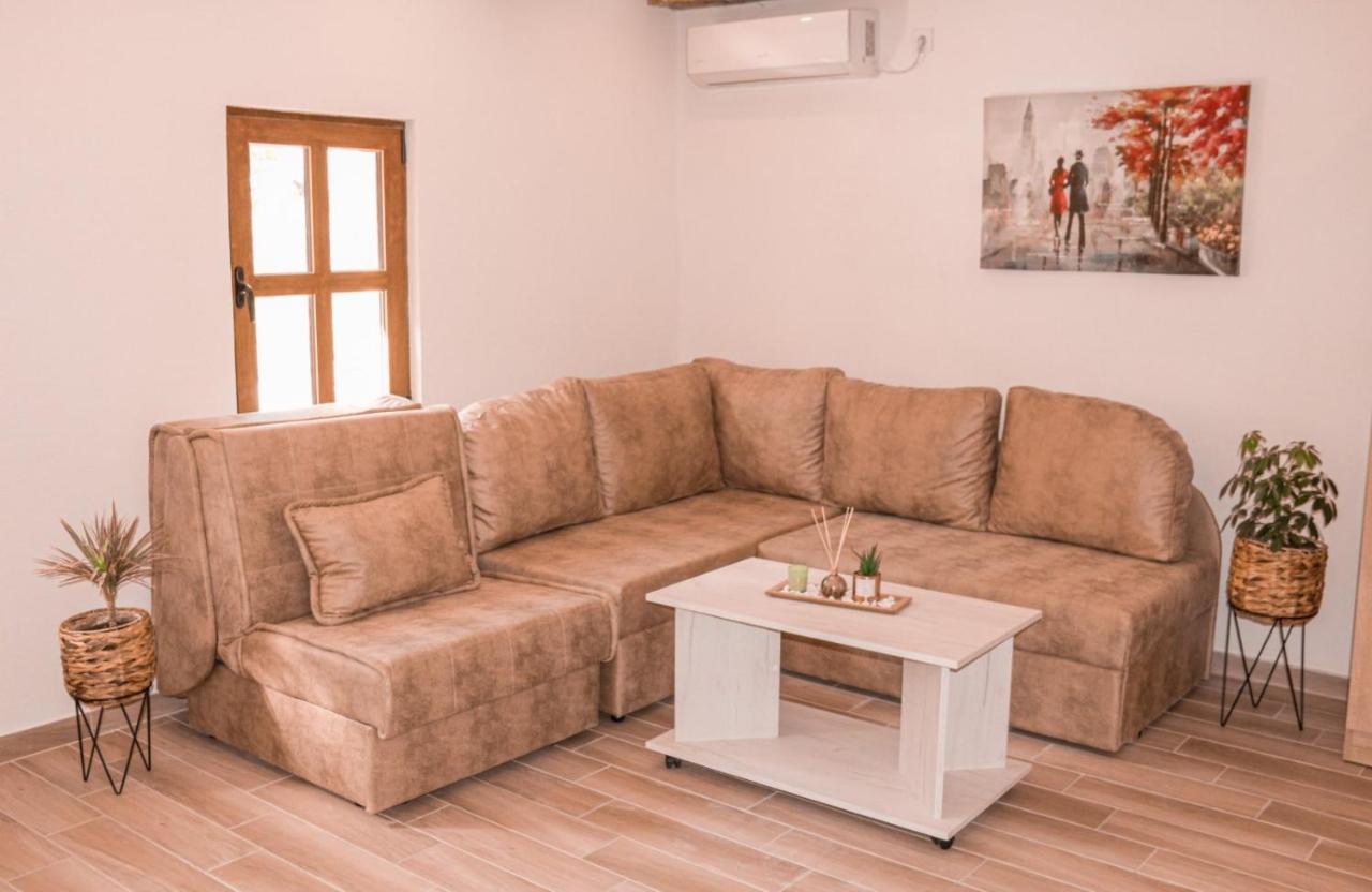 Apartmani Dumezic บาร์ ภายนอก รูปภาพ