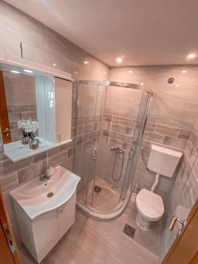 Apartmani Dumezic บาร์ ภายนอก รูปภาพ